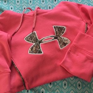 Medium UA sweatshirt. Good condition.